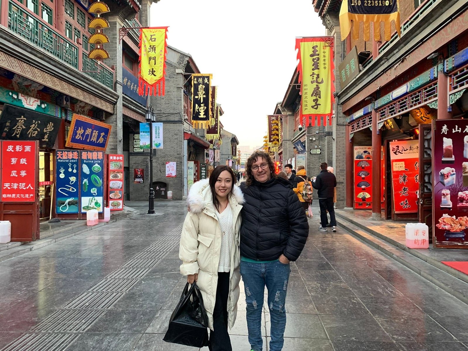 Pai Marcelo de Xangô durante un encuentro cultural en una calle tradicional de China