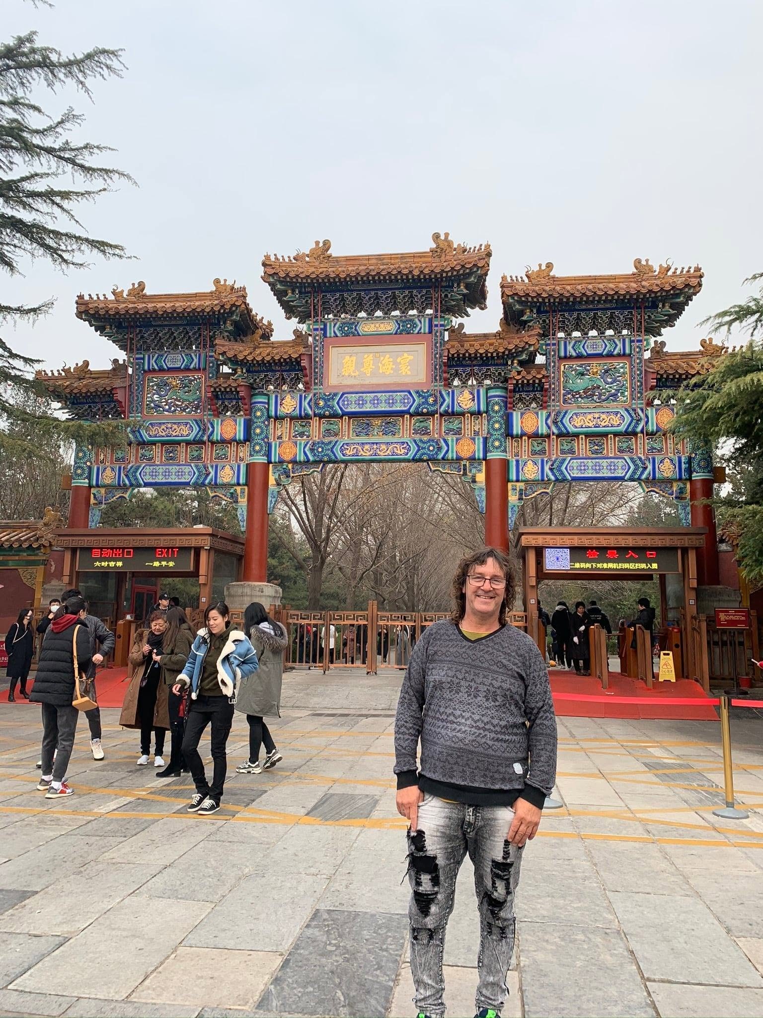 Pai Marcelo de Xangô frente a la entrada de un templo tradicional en China