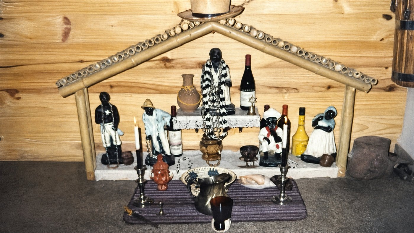Espacio ceremonial del primer templo de Los Ceibos en 1990